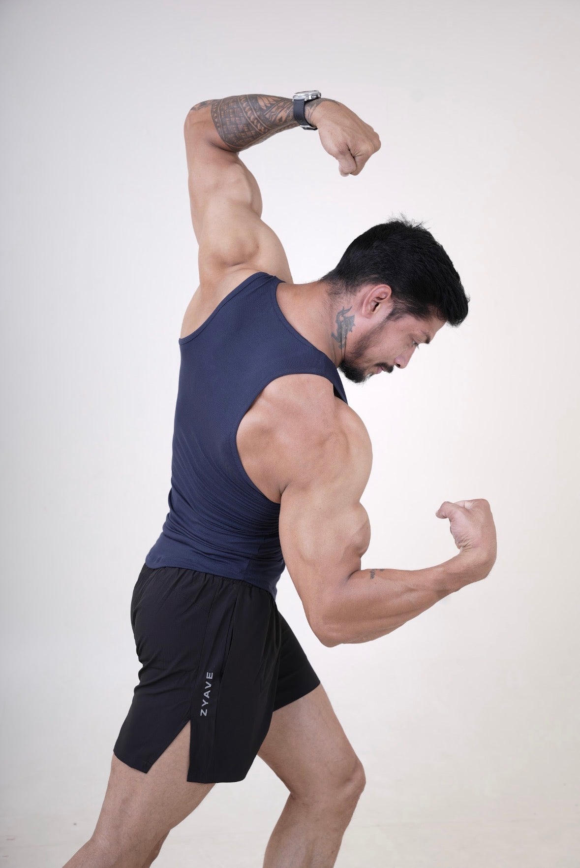 ZYAVE Deep Navy Ribbed Compression Tank muscle flex pose
