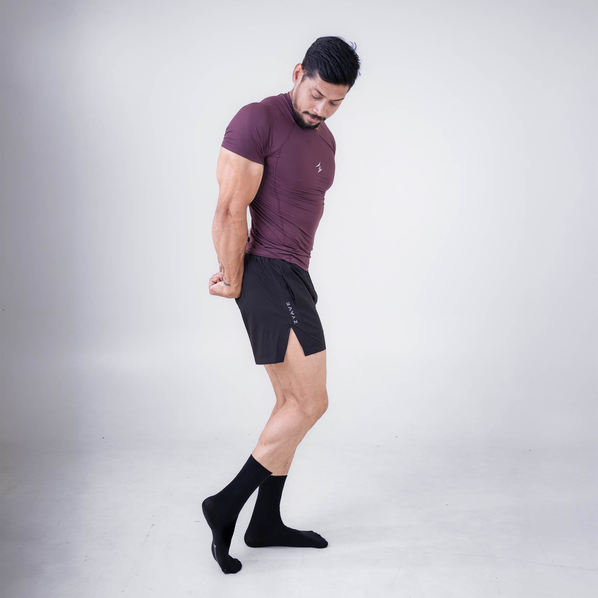ZYAVE Men's Plum Compression T-Shirt - Tricep Pose