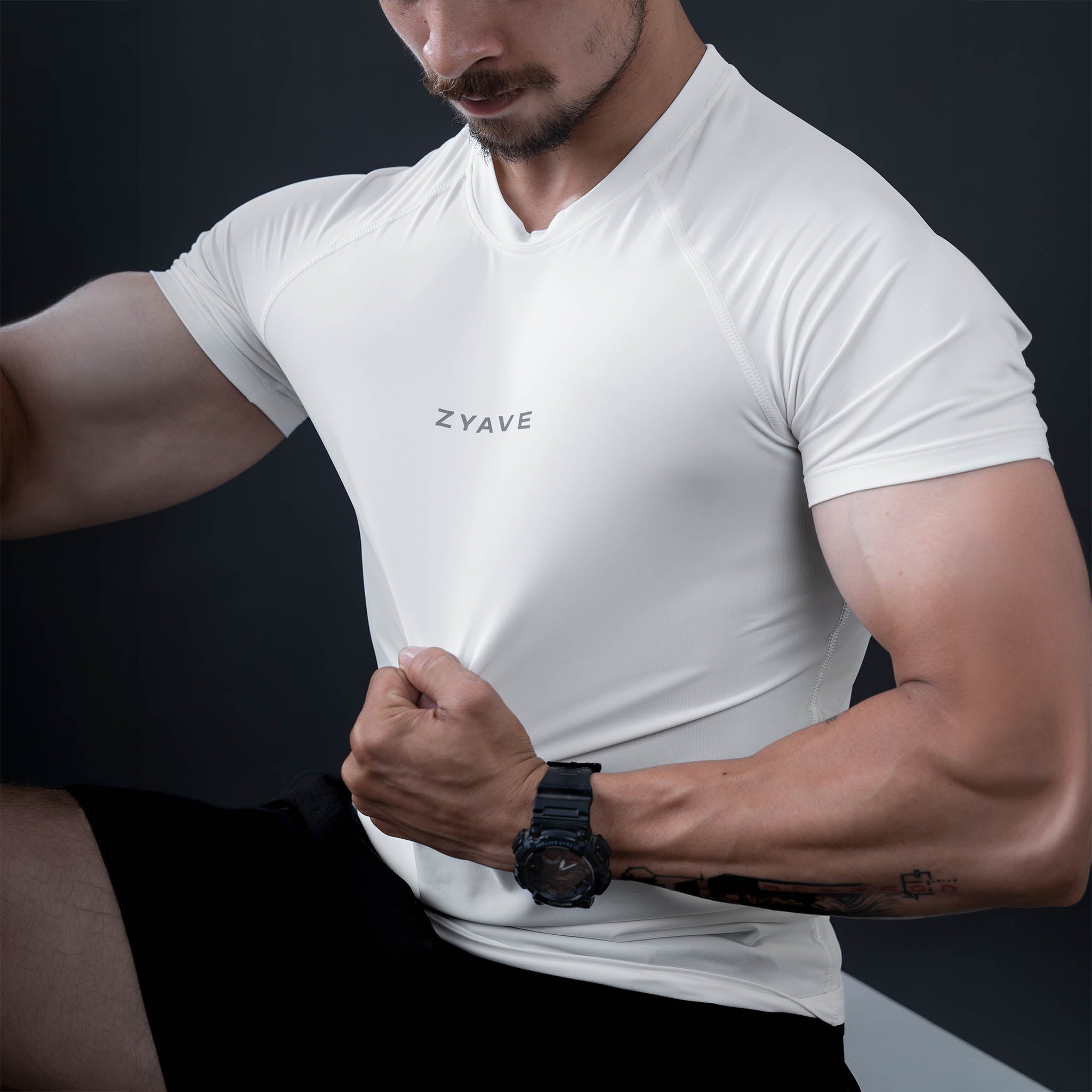 ZYAVE Men's White Compression T-Shirt - Close-Up Logo Detail
